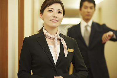 40多岁管理人员客户服务在酒店接待处工作的男人和女人